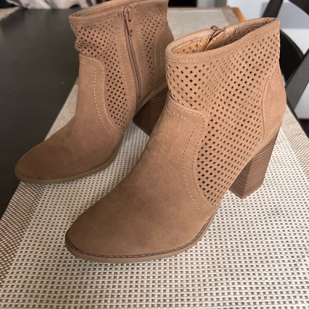 Universal Thread chunky heel boot